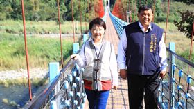 盧秀燕視察和平區白鹿吊橋位於台中市和平區南勢及天輪里交界的白鹿吊橋，曾被鑑定為危橋封閉達7年，民國108年底重建完成開通，台中市長盧秀燕（左）3日親自前往視察，肯定吊橋成為兼具實用與美觀的「打卡景點」。（台中市政府提供）中央社記者郝雪卿傳真  109年11月3日