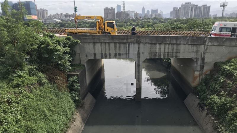 婦飄浮塔寮坑抽水站水面　命危送醫
