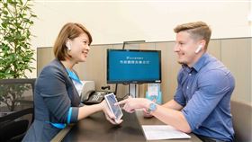 北富銀「國際友善分行」全面採用多語智能即時雙向翻譯設備，可支持多達40多種語言的雙向溝通。（圖／北富銀提供）