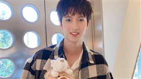 中國大陸22歲男偶像陳宥維/粉絲花被丟/微博