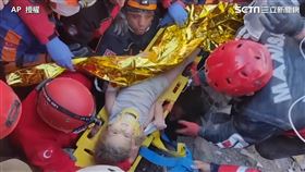 愛琴海強震奇蹟！4歲女童「91小時獲救」沒哭：我很好（圖／AP授權）