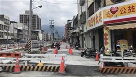 花蓮香榭大道路面傾斜引民怨　縣府委外鑑定評估花蓮縣政府斥資新台幣逾5億元打造的日出觀光香榭大道施工中，有民眾陳情指出部分路面朝住家方向傾斜，不僅下雨會淹水，車輛在傾斜路面行駛也很容易打滑。縣府表示，已委請專業單位評估鑑定。中央社記者張祈攝　109年11月4日