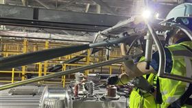 台鐵新車EMU901編組昨試車發生第3車集電弓碳刷破裂及第6車、第8車集電弓變形情形。（圖／台鐵提供）