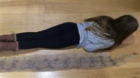 ▲小女孩與她發現的大蟒蛇皮。（圖／翻攝自臉書）