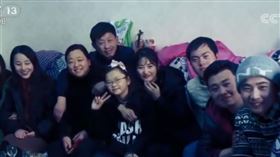 中國一對夫妻的18歲兒子不幸車禍去世，期間，兒子的20多個朋友擔起盡孝責任。（圖／翻攝自央視新聞　微博）