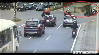 砂石車違規迴轉掉石塊　害騎士慘摔