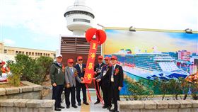 基隆港東堤增設釣魚友善設施啟用為響應行政院「向海致敬」政策，基隆港務分公司在基隆港東堤施工碼頭建置2座友善廁所等設施，14日由基隆港務分公司總經理高傳凱（左2）等人剪綵啟用。（基隆港務分公司提供）中央社記者王朝鈺傳真　109年11月4日