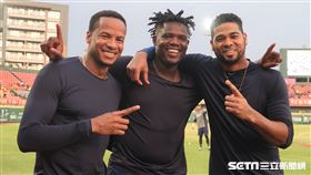 中信兄弟洋投米蘭達、德保拉、羅傑斯。（圖／記者王怡翔攝影）