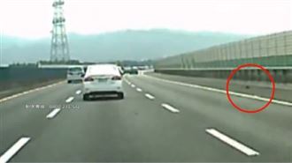 國道飆速扔黑色物　民眾驚呼：貓仔！