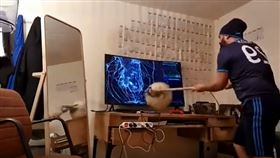 ▲球迷拿斧頭看電視。（圖／翻攝自推特）