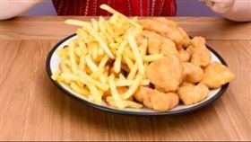 蕾貝卡15年來只吃雞塊薯條，她透露，吃其他食物就想吐。（圖／翻攝自推特） 