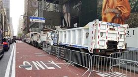 紐約市警局派重型卡車鎮守川普大廈（圖／達志影像／美聯社）
