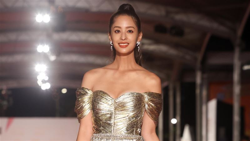 上下都沒穿　用九女星揪友大曬8顆奶