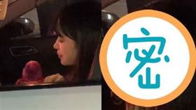 正妹一口將火龍果塞進嘴巴。 （圖／翻攝自臉書「JKF 紅燈區2.0」）