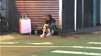長髮正妹乞討7天　落寞獨坐車站角落