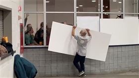 密西根州底特律計票現場，出現擋人監票舉動。（圖／翻攝自推特）