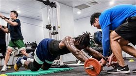 裕隆總教練邱大宗指導克里斯馬斯訓練。（圖／翻攝自裕隆粉絲團）