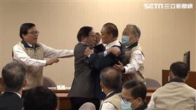 國民黨立委鄭天財、退輔會主委馮世寬互打