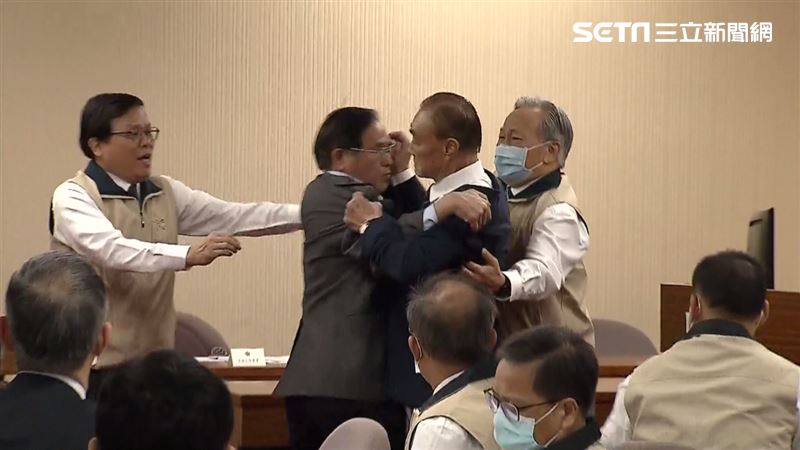 馮世寬昔怒脫西裝「險幹架」！部屬曝秘辛