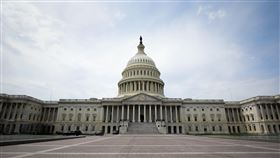 美參院通過法案  助台灣重獲世衛觀察員身分美國聯邦參議院美東當地時間11日通過法案，指示美國國務卿研擬策略，協助台灣重獲世衛觀察員身分。圖為美國國會大廈外觀。中央社記者徐薇婷華盛頓攝  109年5月12日
