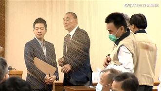 馮世寬遭潑一秒脫西裝！網喊被圈粉了