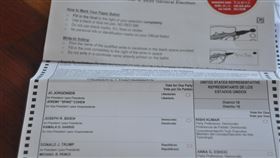 美國大選通訊選票2020美國大選因武漢肺炎疫情，選擇通訊選票的情形熱絡。根據加州州務卿辦公室，已有半數登記的選民提前在3日大選日前完成投票。中央社記者周世惠舊金山攝　109年11月4日