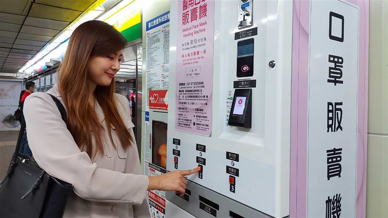 北捷口罩販賣機玩多彩　4色同時開賣