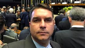 巴西檢方4日以貪汙罪名起訴總統波索納洛的兒子福拉畢歐（前）。（圖／翻攝自facebook.com/flaviobolsonaro）
