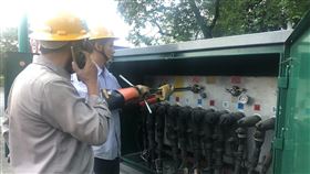 南投集集不明原因跳電　台電搶修竟缺工具南投縣集集鎮5日發生跳電，鎮長陳紀衡陪同維修時，赫然發現沒有扳回電路開關的Y字型開關作業棒（圖），拖延90分鐘後，才從水里鄉送達，展開修復作業。（集集鎮公所提供）中央社記者蕭博陽南投傳真　109年11月5日