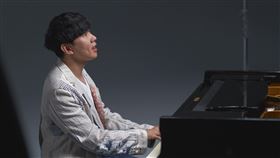 林俊傑被橘貓馴服。（圖／華納提供）