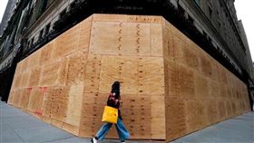 為防止美國大選釀暴動，紐約精品店釘滿木板。（圖／翻攝自Hon Jermaine Gentle臉書）