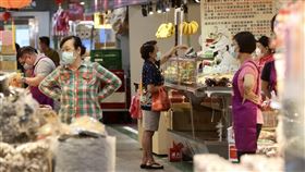 4月CPI連三月負成長（2）行政院主計總處6日發布4月消費者物價指數（CPI）年減0.97%，已經連三月負成長，扣除蔬果、能源後的核心CPI年增率則為0.05%。中央社記者張皓安攝　109年5月6日