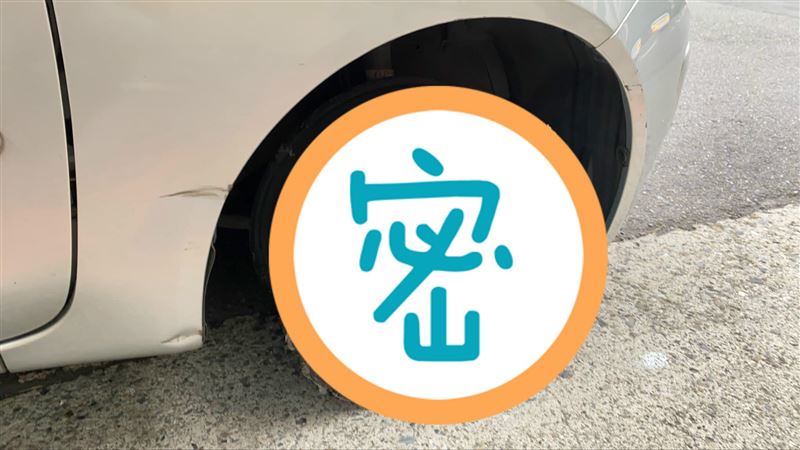 爆胎還開高速公路「輪框黏皮」嚇壞網