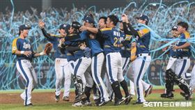 中華職棒總冠軍賽LAMIGO總冠軍 圖／記者林敬旻攝
