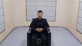 ▲男子逗弄寵物蛇被咬，怒剪蛇頭。（圖／翻攝自微博）