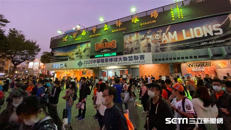 中職／象迷想台南拋彩帶　黃牛票喊價
