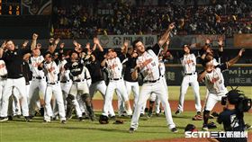 ▲統一獅一壘手高國慶帶隊跳舞慶祝勝利。（圖／記者王怡翔攝影）