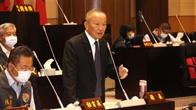 萊劑零檢出自治條例若遭退回　苗縣長：提釋憲面對萊豬即將開放進口，苗栗縣長徐耀昌（中）5日在議會答詢時表示，縣府將配合議會提案修正縣內自治條例規範萊劑零檢出，若再遭中央以「抵觸母法」為由退回，有必要提出釋憲。中央社記者管瑞平攝　109年11月5日
