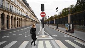 歐洲疫情持續升溫，法國、義大利、希臘都創下單日武漢肺炎確診新高紀錄。圖為10月31日法國巴黎街頭民眾戴口罩防疫。（圖／中新社）
