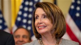 美國國會選票雖尚未開完，但民主黨選情顯然不如預期；美媒報導，民主黨內部分人士有意換下眾院議長裴洛西（前）。（圖／翻攝自facebook.com/NancyPelosi）
