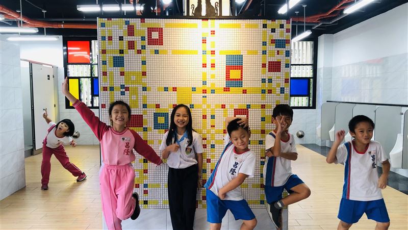 新北小學廁所化身城堡！學生呼好高級