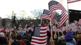 川普、拜登的支持者，在賓州主要計票中心及最大城市費城展開激情的示威。（圖／翻攝自Unsplash圖庫）