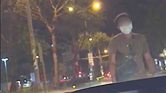 換錢哥攔截小黃　趴引擎蓋：換1百啦