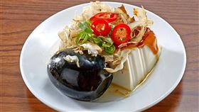 網友表示，皮蛋豆腐就是要「喇作夥」。（圖／翻攝自廚藝公社）