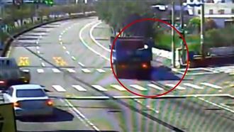 女騎士違規左轉遭撞飛⋯車禍畫面曝光