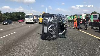轎車疑變換車道不慎　追撞休旅車翻覆