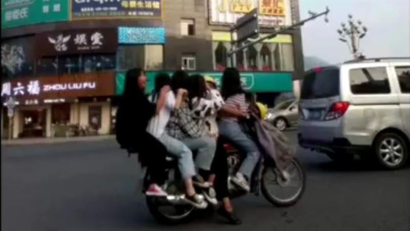 超閃！男司機騎機車6貼　乘客都少女