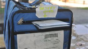 美大選通訊選票 民眾親自投遞2020年美總統大選因武漢肺炎疫情，以通訊選票方式投票的選民增多。3日投票日當天，仍有許多民眾選擇親自把通訊選票投遞到投票所的投遞箱。中央社記者周世惠舊金山攝　109年11月4日