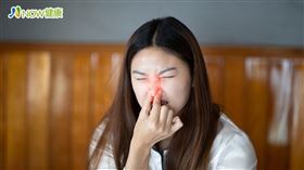 名家專用／NOW健康／許文龍醫師表示，當鼻竇發炎化膿、鼻部構造不佳，以致鼻竇無法打開通暢時，就會產生負壓，壓迫眼眶導致眼球脹痛外突。(勿用)