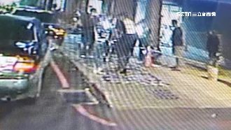 婦路口逆向　轎車急閃撞路人釀2傷